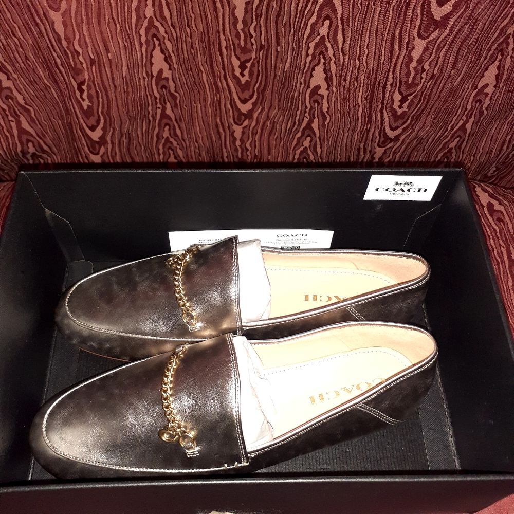 COACH LEATHER WOMANS SIZE 9B HANNA METALLIC CHAMPAGNE CHAIN LOGO SLID-ON LOAFERS - Picture 2 of 11